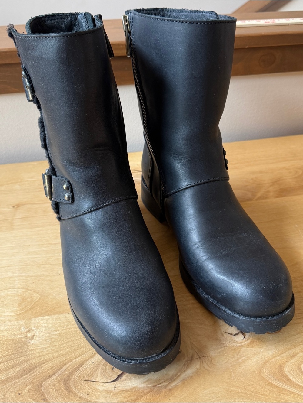UGG AUSTRALIA BLACK LEATHER MOTO BOOTS W 9.5 LUG SOLE BUCKLE DETAIL SN 1019073 - Picture 2 of 11